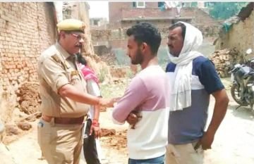 कौशाम्बी06मई24*प्रेमिका के घर पर फंदे से लटकता मिला प्रेमी युवक का शव,पुलिस जांच में जुटी,* कौशाम्बी06मई24*प्रेमिका के घर पर फंदे से लटकता मिला प्रेमी युवक का शव,पुलिस जांच में जुटी,*