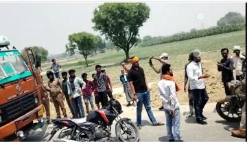 कौशाम्बी06मई24*भैंसो को तस्करी कर लेकर जा रही DCM ट्रक को बजरंग दल के कार्यकर्ताओ ने पकड़ा,पुलिस को सौंपा,*