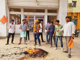 भागलपुर07मई24*विद्यार्थी परिषद के कार्यकर्ताओं की गिरफ्तारी के खिलाफ कुलपति का पुतला दहन किया गया भागलपुर07मई24*विद्यार्थी परिषद के कार्यकर्ताओं की गिरफ्तारी के खिलाफ कुलपति का पुतला दहन किया गया