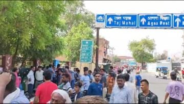 आगरा07मई24*आगरा में सुबह सुबह मतदान को लेकर जबरस्त उत्साह, मतदान करने के लिए लगी लंबी लाइन आगरा07मई24*आगरा में सुबह सुबह मतदान को लेकर जबरस्त उत्साह, मतदान करने के लिए लगी लंबी लाइन