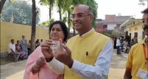 कानपुर नगर13मई24*CSJM यूनिवर्सिटी कानपुर के कुलपति प्रो विनय पाठक ने पत्नी के साथ कानपुर में मतदान किया