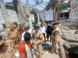 बाराबंकी13मई24*तेज धमाके के साथ फटा ऑक्सीजन सिलेंडर, एक की मौत एक घायल