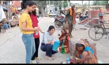 भागलपुर16मई24*असहाय लोगों के बीच एनजीओ द्वारा सत्तू का वितरण किया गया