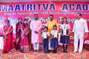 अयोध्या17मई24*मातृत्व अकादमी में मेधावी छात्र छात्राओं को बांटा गया प्राइज उपहार