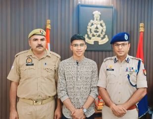 कानपुर नगर17मई24* सिविल सेवा परीक्षा में 296 रैंक प्राप्त कर परिवार एवं उत्तर प्रदेश पुलिस को किया गौरवान्वित...* कानपुर नगर17मई24* सिविल सेवा परीक्षा में 296 रैंक प्राप्त कर परिवार एवं उत्तर प्रदेश पुलिस को किया गौरवान्वित...*