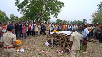 अनूपपुर18मई24*एडीजीपी डीसी सागर प्रधान आरक्षक शिवपाल रौतेल रौतेल की अत्‍येष्टि क्रिया में शामिल हुए