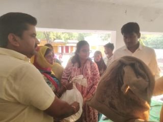 कानपुर नगर19मई24*हरनू गांव में माहूट लोगों के घरों में लगी आग अग्निपीड़ितों की मदद उप जिलाधिकारी ने