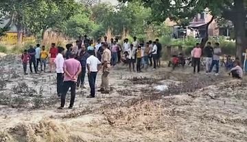 कौशाम्बी21मई24*हाइटेंशन बिजली के पोल के पास मिला युवक का शव*