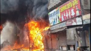 आगरा22मई2024*आगरा के सिंधी बाजार में भीषण आग, कई दुकानें जली