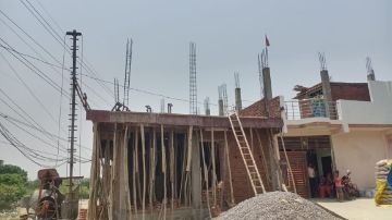 कानपुर22मई24*ढलाई मशीन को लगाने में हाईटेंशन लाइन की करंट से मजदूर की मौत ।*