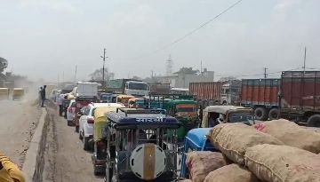 चन्दौसी24मई24*यातायात पुलिस और पुलिस महकमे का ट्रैफिक प्लान फेल, चंदासी में सुबह से लग रहा है भीषण जाम**