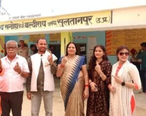 सुलतानपुर25मई24*जिला पंचायत अध्यक्ष ने अपने पति व परिवार के साथ किया मतदान।