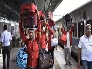 वाराणसी26मई24*स्टेशन पर कुली ढूंढने को नहीं भटकेंगे यात्री, घर से ही कुलियों की होगी बुकिंग, तैयार हो रहा एप*