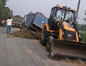 सहारनपुर26मई24*हाईवे पर चल रहे मिट्टी भराव ने बिगाड़ी गांव के सड़क की हालत...