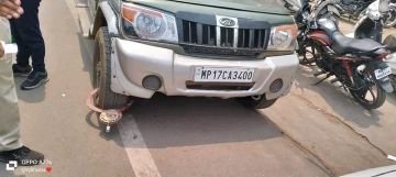 रीवां0प्र026मई24*रोड पर खड़े होने वाले चार पहिया वाहनों पर यातायात पुलिस ने लगाए व्हील लॉक_*