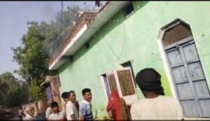 झांसी मऊरानीपुर 28 मई 2024 । ग्राम पठा में रियासी मकान में बिजली के शोट सर्किट से लगी आग।