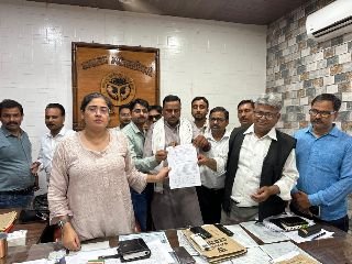 अयोध्या28मई24*पत्रकार के विरुद्ध रिपोर्ट दर्ज होने से आक्रोशित पत्रकारों ने डीएम को संबोधित मांग पत्र एसडीएम को सोपा