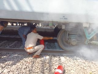 कौशाम्बी29मई24*चौरी चौरा एक्सप्रेस के पहिए में अचानक लगी आग से यात्रियों में हड़कंप* कौशाम्बी29मई24*चौरी चौरा एक्सप्रेस के पहिए में अचानक लगी आग से यात्रियों में हड़कंप*