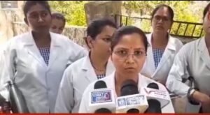 रीवा30मई24*रीवा नर्सिंग कॉलेज शील होने के बाद सड़क पर उतरी छात्राएं, अपने भविष्य को लेकर चिंतित हुई छात्राएं*