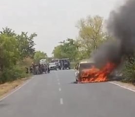 कानपुर देहात30मई24*शिवली कोतवाली के बैरी के पास आज एक चलती कार में अचानक आग लग गई।