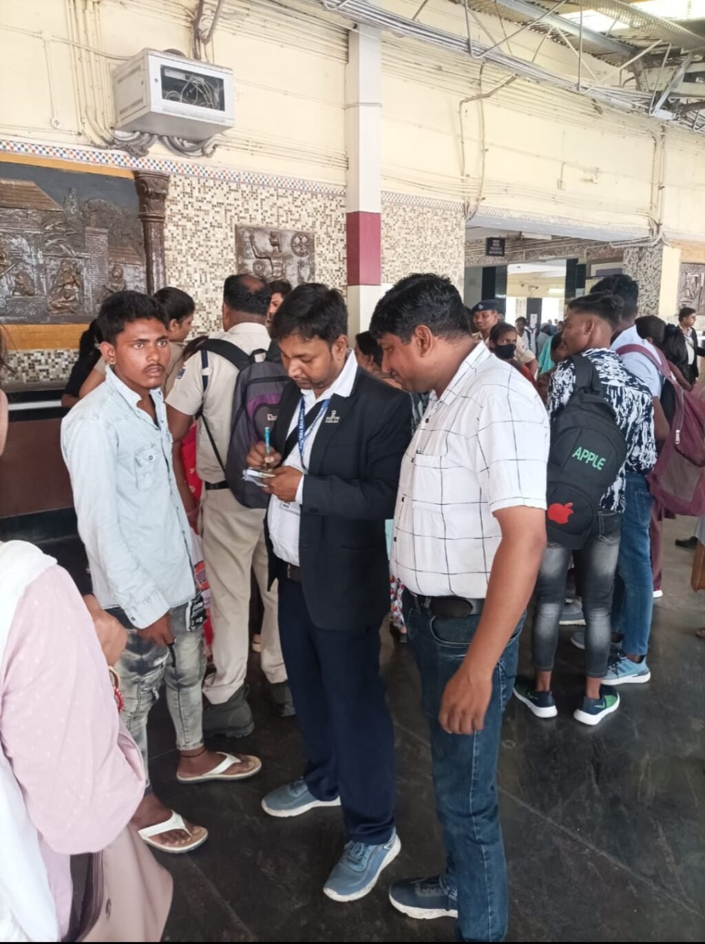 भागलपुर बिहार 18/5/24 *टिकट रहित यात्रा पर अंकुश लगाने के लिए विभिन्न रेलवे स्टेशनों पर सघन टिकट चेकिंग अभियान* भागलपुर बिहार 18/5/24 *टिकट रहित यात्रा पर अंकुश लगाने के लिए विभिन्न रेलवे स्टेशनों पर सघन टिकट चेकिंग अभियान*