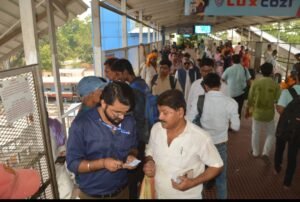 भागलपुर बिहार 18/5/24 *टिकट रहित यात्रा पर अंकुश लगाने के लिए विभिन्न रेलवे स्टेशनों पर सघन टिकट चेकिंग अभियान* भागलपुर बिहार 18/5/24 *टिकट रहित यात्रा पर अंकुश लगाने के लिए विभिन्न रेलवे स्टेशनों पर सघन टिकट चेकिंग अभियान*