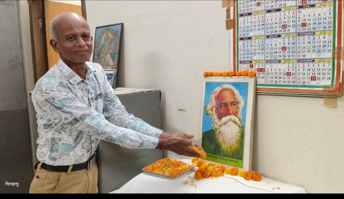 मालदा मंडल राजभाषा विभाग के तत्वावधान में कवि गुरु रविंद्र नाथ टैगोर की जयंती का आयोजन मंडल के राजभाषा विभाग में किया गया। मालदा मंडल राजभाषा विभाग के तत्वावधान में कवि गुरु रविंद्र नाथ टैगोर की जयंती का आयोजन मंडल के राजभाषा विभाग में किया गया।