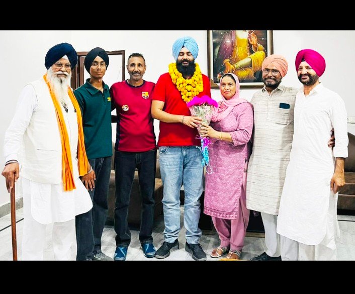 पंजाब 27 मई 2024* रेता बजरी यूनियन के पूर्व प्रधान विक्की खुराना परिवार सहित अकाली दल में शामिल