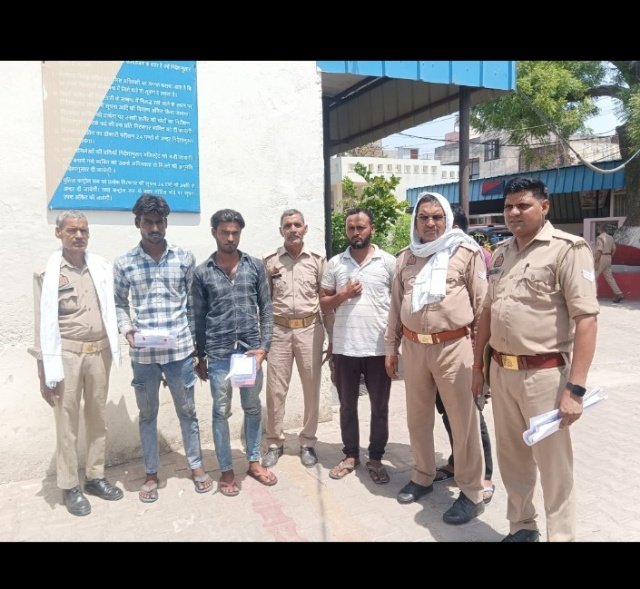 मथुरा 15 जून 2024* थाना कोसीकलाँ पुलिस द्वारा चौकी कोटवन पर खडे माल मुकदमाती ट्रक व अन्य वाहनों के टायर व अन्य पार्ट्स चोरी करने वाले गिरोह