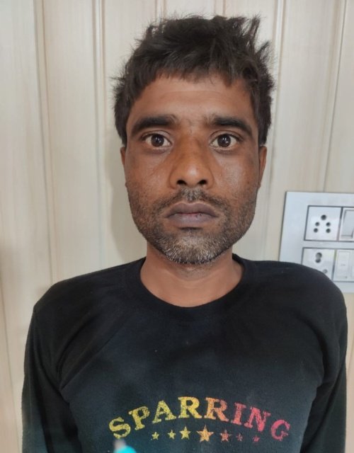 मथुरा 15 जून 2024* थाना बरसाना पुलिस द्वारा एक अभियुक्त को 10 ली0 अवैध देशी शराब सहित गिरफ्तार किया गया।