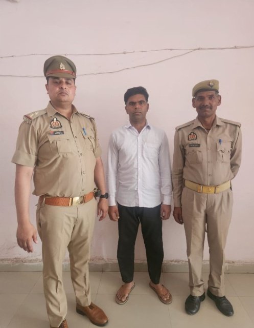 मथुरा 06 जून 2024* *फर्जी व कूटरचित दस्तावेज तैयार कर जमीन बेचने वाले वांछित अभियुक्त को थाना सदर बाजार पुलिस द्वारा किया गया गिरफ्तार मथुरा 06 जून 2024* *फर्जी व कूटरचित दस्तावेज तैयार कर जमीन बेचने वाले वांछित अभियुक्त को थाना सदर बाजार पुलिस द्वारा किया गया गिरफ्तार