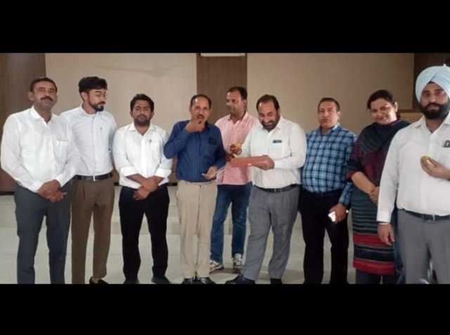 पंजाब 06 जून 2024* बार एसोसिएशन के पूर्व प्रधान अमनदीप धारीवाल ने शेर सिंह घुबाया की जीत पर बांटे लड्डू पंजाब 06 जून 2024* बार एसोसिएशन के पूर्व प्रधान अमनदीप धारीवाल ने शेर सिंह घुबाया की जीत पर बांटे लड्डू