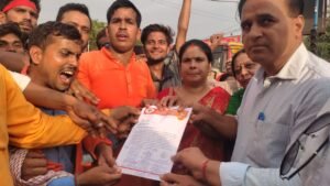 बाराबंकी12जून24*आतंकवादियों के कायराना हमले के विरोध में विश्व हिंदू परिषद की युवा इकाई का उग्र प्रदर्शन