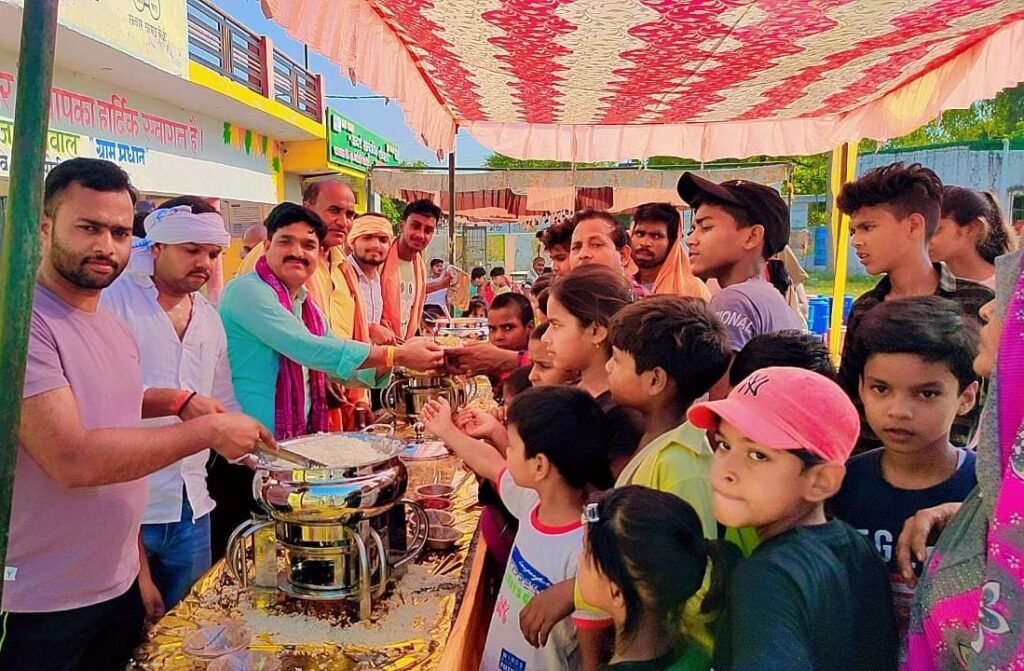 बाराबंकी 15 जून 24*हनुमत भक्तों ने पंचायत भवन चंदवारा में किया विशाल भण्डारे का आयोजन