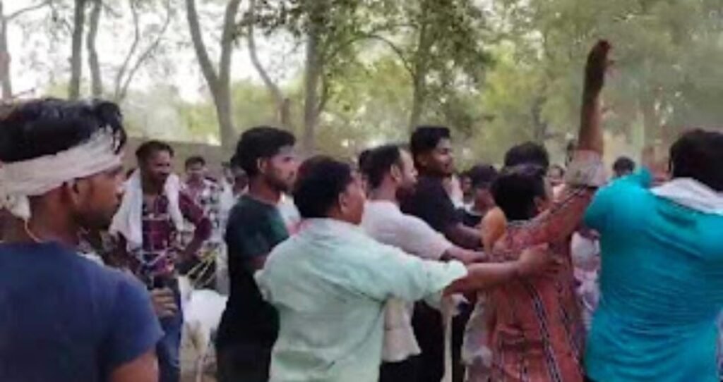 बाराबंकी 15 जून 24*गाड़ी खड़ी करने को लेकर बकरा मंडी में दो पक्षों में हुआ विवाद बाराबंकी 15 जून 24*गाड़ी खड़ी करने को लेकर बकरा मंडी में दो पक्षों में हुआ विवाद