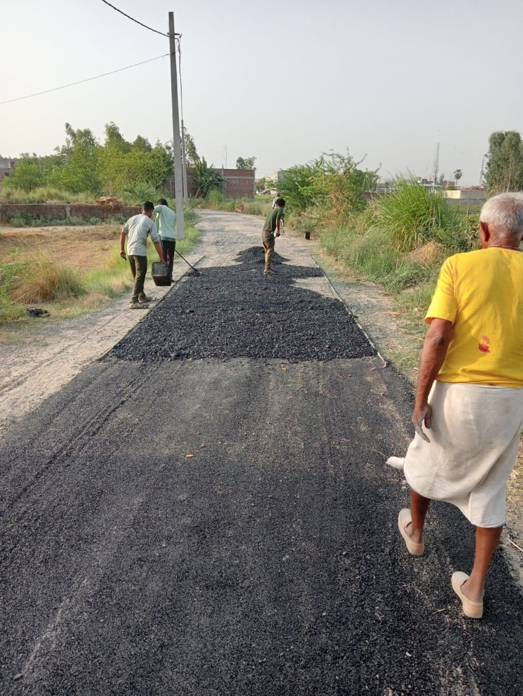 औरैया 16 जून 24*दो दिन बाद ही उखड़ने लगी सड़क औरैया 16 जून 24*दो दिन बाद ही उखड़ने लगी सड़क