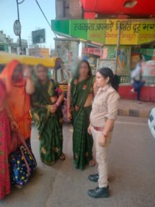 मथुरा 16 जून 2024* ऑपरेशन जागृति” अभियान के अन्तर्गत थाना रिफाइनरी पुलिस द्वारा ऑपरेशन जागृति" कार्यक्रम आयोजित कर किया गया जागरूक ।