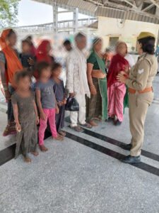 मथुरा 16 जून 2024* ऑपरेशन जागृति” अभियान के अन्तर्गत थाना कोतवाली पुलिस द्वारा ऑपरेशन जागृति" कार्यक्रम आयोजित कर किया गया जागरूक ।