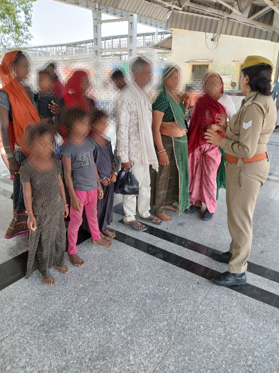 मथुरा 16 जून 2024* ऑपरेशन जागृति” अभियान के अन्तर्गत थाना कोतवाली पुलिस द्वारा ऑपरेशन जागृति" कार्यक्रम आयोजित कर किया गया जागरूक ।