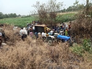 बाराबंकी 19 जून 24*अनियंत्रित होकर पलट गई तेज रफ्तार ट्रैक्टर ट्राली, दबकर एक युवक की मौत