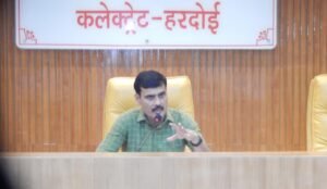 हरदोई 20 जून 24*विद्युत विभाग की समीक्षा बैठक में डीएम ने जेई, एसडीओ को दिए कड़े निर्देश*