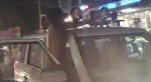 बाराबंकी20जून24*आईएएस की गाड़ी से हुटर व बत्ती उतरवाने वाले वरिष्ठ उप निरीक्षक व उप निरीक्षक हुए लाइन हाजिर