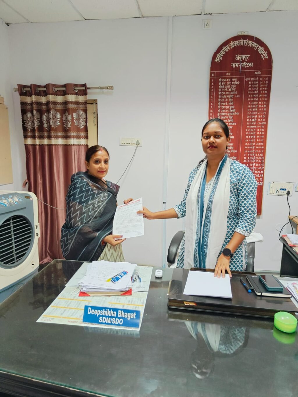 अनूपपुर 26 जून 24*नगर परिषद बरगवां वार्ड तीन की सड़क जर्जर ,अध्यक्ष ने कलेक्टर, एसडीएम को सौंपा ज्ञापन।