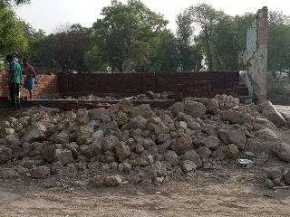 औरैया01जून24*सोहनी गऊचरा की भूमि पर हो रहा अवैध निर्माण कार्य को लेखपाल ने पुलिस की सहायता से रुकवाया*