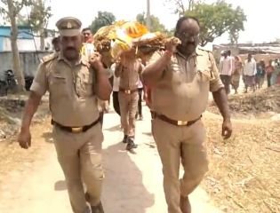 सुल्तानपुर01जून24*कोतवाल और दरोगा ने दिया दिवंगत चौकीदार को कंधा, अंतिम विदाई*