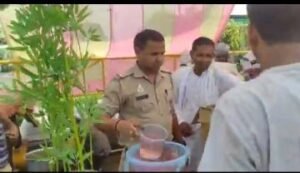 कानपुर देहात02जून24*बारा चौकी प्रभारी ने ईद भीषण गर्मी में आने जाने वाले लोगों को टोल प्लाजा पर शीतल शर्बत पिलाया।