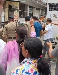 सहारनपुर02जून24*एनआरआई अजय गुप्ता और उसके बहनोई पर फेंकी स्याही-कोर्ट के बाहर हंगामा