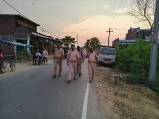 कौशाम्बी02जून24*सम्पूर्ण थानाध्यक्ष द्वारा अपने थाना क्षेत्र में पुलिस बल के साथ किया पैदल गश्त*