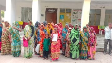 झांसी, मऊरानीपुर 02 जून 2024* एसडीएम को आदिवासी महिलाओं ने दिया ज्ञापन। झांसी, मऊरानीपुर 02 जून 2024* एसडीएम को आदिवासी महिलाओं ने दिया ज्ञापन।