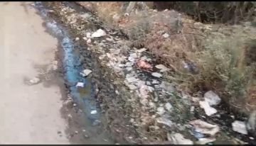 झांसी मऊरानीपुर 05 जून 2024 । गंदगी से बजबजा रही खिलारा, पठा, ढ़करवारा गांवों की नालियां ।